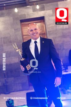 Ing. Gil Enrique Vázquez Ávila con el premio Q