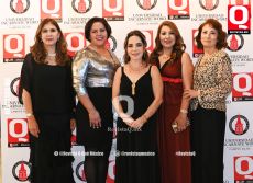 Vicky Velázquez con sus amigas