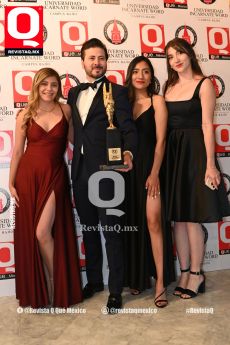 El empresario Mauricio Jiménez Morín con su staff