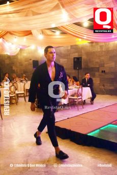 Alejandro Conde  modelando en la pasarela de los Premios Q