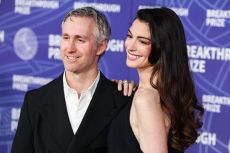 Adam Shulman y su esposa Anne Hathaway,