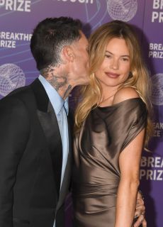 gUAPOS Adam Levine y Behati Prinsloo asisten a la ceremonia de los Premios Breakthrough 2026