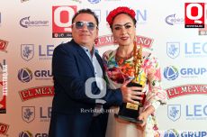 Ell Productor Gerardo Quiroz y Gerardo Quiroz y Karen Espriú quien recibió el premio Q por   Frida Kahlo “La Vida de un ícono el musical”