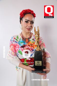 Karen Espriu recibe el Premio Q por  protagonizar la puesta en escena “Frida Kahlo” el musical