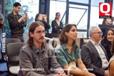 Atmósfera de la charla con la Profesora y curadora de arte independiente, Ana Elena Mallet
