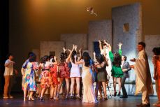 Casi 60 brillantes  estudiantes de distintas carreras protagonizaron el primer musical .
