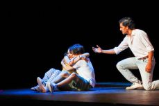 Casi 60 estudiantes de distintas carreras protagonizaron el primer musical .
