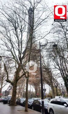 A   La Torre Eiffel, el monumento más emblemático de París, Francía