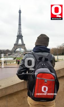 La Torre Eiffel es visitada por más de siete millones de personas anualmente.