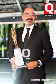 Recibió el Premio Q, el empresario y canta - autor, Elias Sarkís Abdala