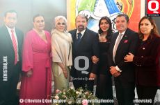 Juan Carlos González  con su familia y equipo de trabajo