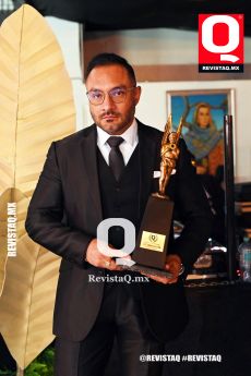 Recibe el Premio Q el Lic. Edgar Aguilera