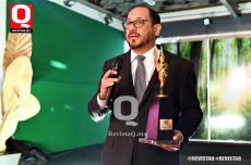 Víctor Soto, fundador y director general de Consorcio C Soluciones Industriales (CSI).  recibiendo el premio Q