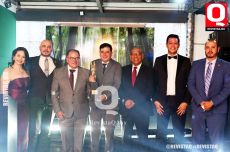 Recibiendo el Premio Q  la empresa EMVISA.