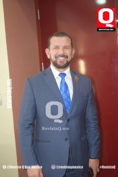 Sonriente y amable asistente al evento