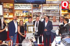 Guillermo Hermoso de Mendoza con su reconocimiento