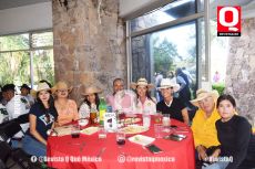 Alejandro Ascencio y Adela Daválos y amigos