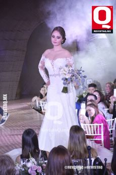 Un lindo vestido con escote al hombro lució Sandra Loza