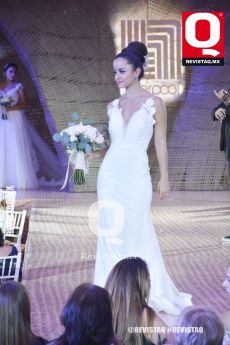 Vestido sin mangas, con encaje y corte sirena