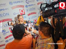 Martha Julia abordada por la prensa llevando a los Premios de la Revista Q