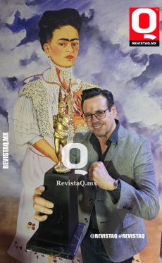 Rodrigo Vidal con el Premio de la Revista Q