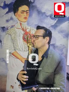 Un genio de la actuación Rodrigo Vildal con la Estatuilla de la revista Q