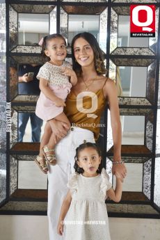Sandi Falcón con Valentina y Emma Rocha
