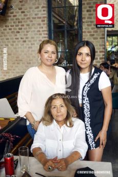 Sonrientes, Claudia Rodríguez,  Sandra Rodríguez  y Sabina García