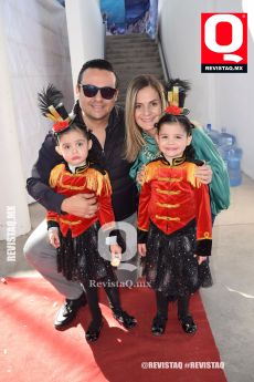 Adrián Morales, Cynthia Hurtado, Carlita y Victoria