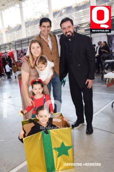 Familia Guzmán Cobos y el Padre L.C. Javier Delgado