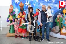 Liz Vargas y Pepe Durán con sus nietas y nieto