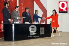 Rector Alfonso González entregando su diploma a Tatiana Ulin Arguello