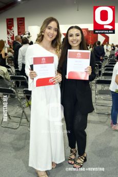 Sonrientes Frida Guzmán y Scarlett Frias Zapatero