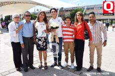Paulo Lozano García acompañado de su familia