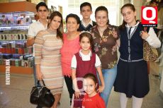 Lili Muñoz, Modesta Martínez, Alma Muñoz, César Muñoz, Brayan Zamora, Pao Zamora, Camila Muñoz y Renata Muñoz