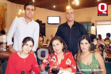 Víctor González, Víctor González, Vania González, Nora López y Katia González