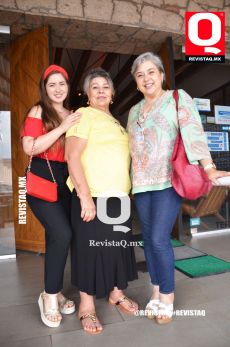 Ximena Reynoso, Ana María Macias y Gabriela Zaragoza en familia