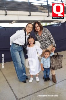 Renata Ramírez con sus abuelitas, Betty González y Rosy Orozco