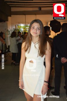 Posando para la cámara, Valentina Guerra