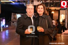Julio Orozco y Alejandra Medina, disfrputando sus piñas coladas de bienvenida