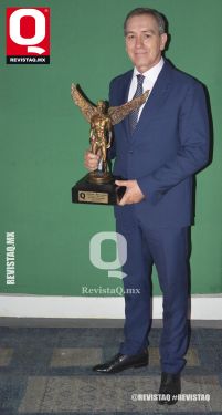 Dr. Jorge Luis Hernández Hernández  con el premio Q