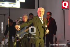 Enrique Guzmán cantando su grandes éxitos