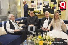 Enrque Guzmán en amena charla con Lepolodo Ramírezz y Alma Plascencia