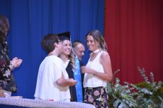 Sofía Belío Muñoz con su mamá, Mercedes Muñoz son felicitadas por Sor Alicia Vargas