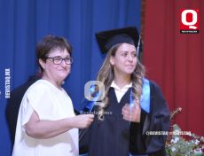 Sor Alicia Vargas con Sofía Belío Muñoz ganadora del Premio Madre Trinidad