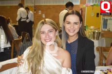 A    Michelle Uhlig y Clementina Velázquez