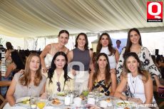 A   Daniela Fonseca Van Hoorde y Vianey Mendoza con madres de familia de la   Anáhuac