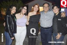 A   Benjamín Gallo y Carol Rodríguez en  familia