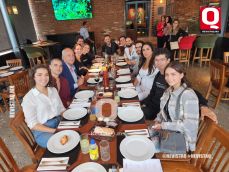 Paola Rojas, Fari Dieck, Sofía Medrano en el Almacén del Bife