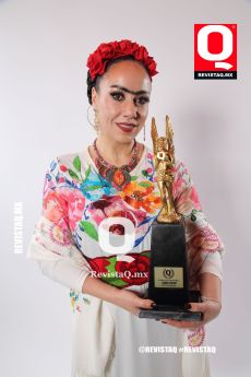 Karen Espriu recibe el Premio Q por  protagonizar la puesta en escena “Frida Kahlo” el musical